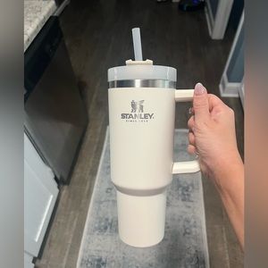 White 40 oz Stanley includes a pack of 4 brand new straws